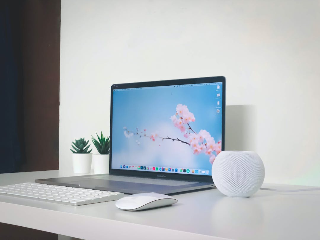 Laptop, muis en toetsenbord met een witte achtergrond